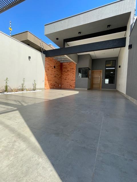 VENDE-SE CASA COM PISCINA NO JARDIM ALVORADA - MARINGÁ/PR